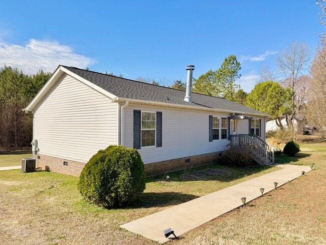 Building Photo - Lovely spacious home-3 bedroom-2 bathrooms-all appliances