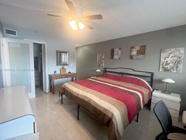 Building Photo - 2200 Diana Dr