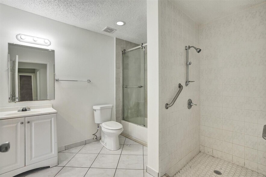 Building Photo - 1142 NW 43rd Ter