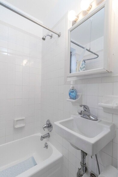 Building Photo - 334 E 96th St