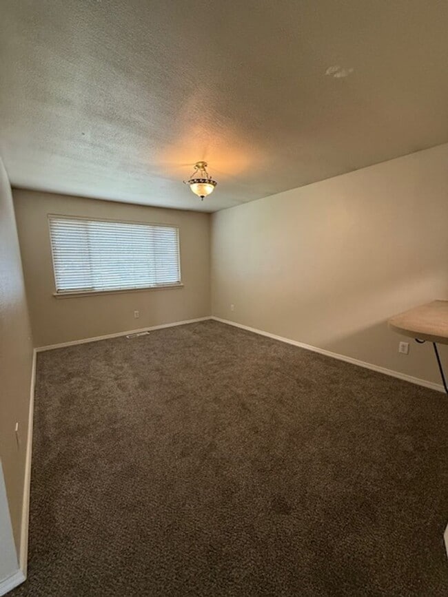 Building Photo - 3 Bedroom 1.25 Bath with 2 car garage