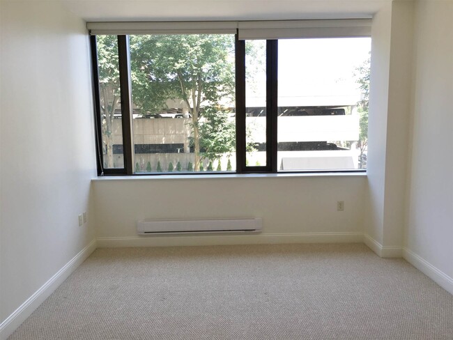 Building Photo - 875 Elm St