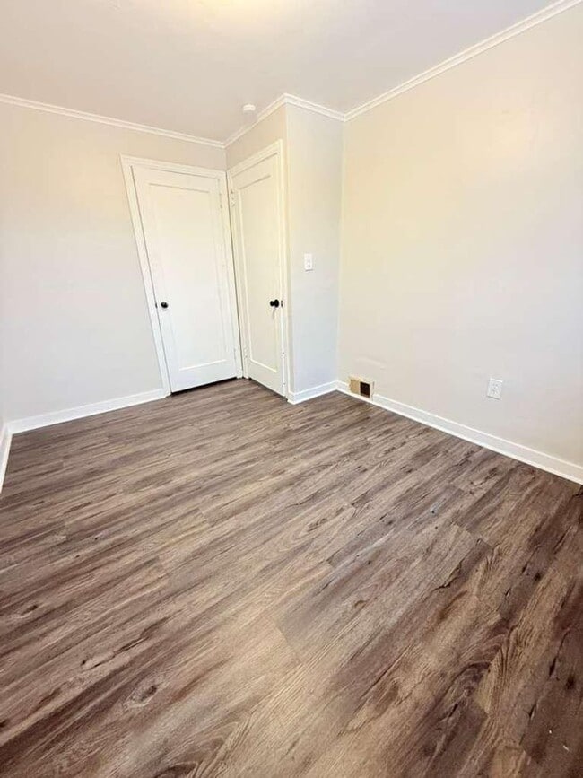 Building Photo - Spacious and beautifully updated 3-bedroom, 1.5-bath