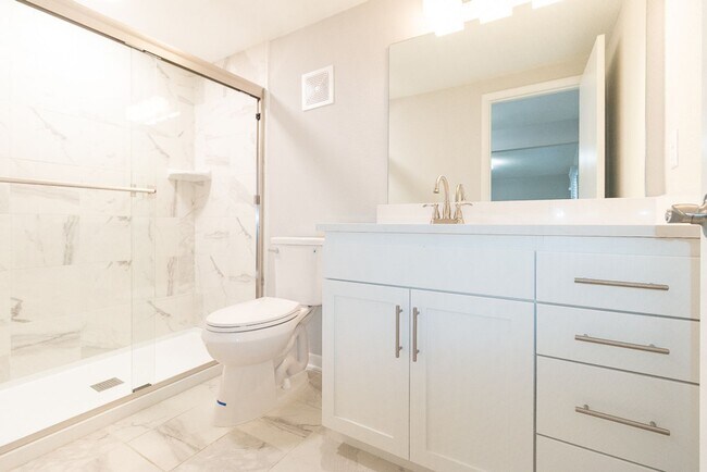 Building Photo - Gorgeous fully updated 3 bed 3 bath near KU Campus!