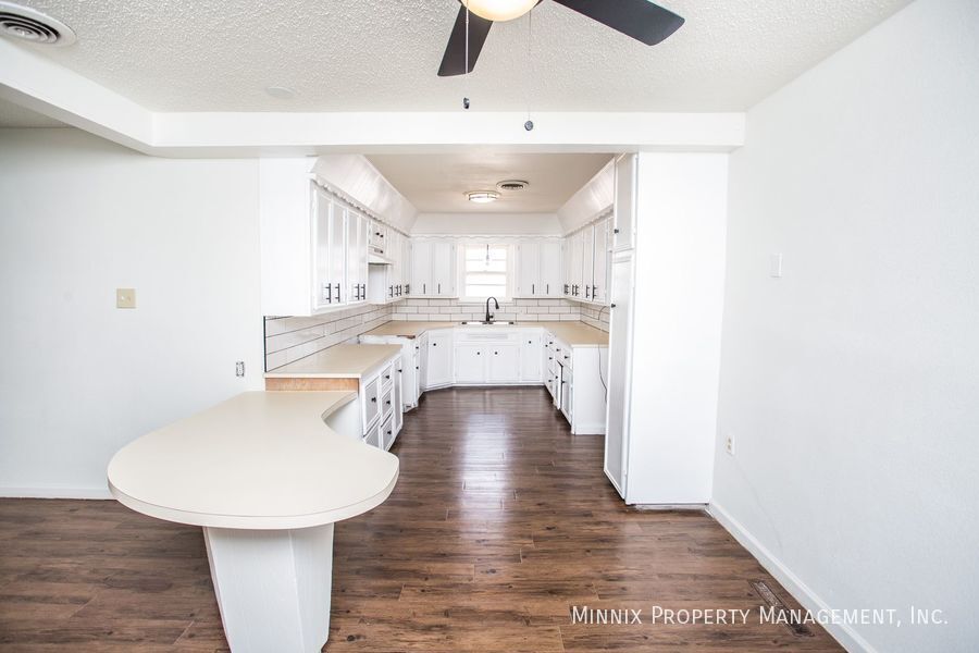 Building Photo - 502 2nd Pl