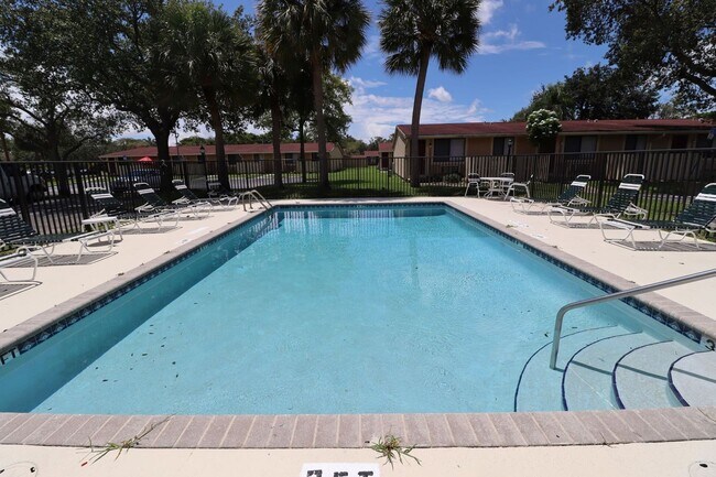 Building Photo - Great Location! Great Price! Call for Specials!