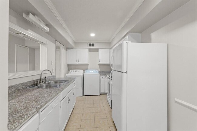 Building Photo - 355 N Post Oak Ln