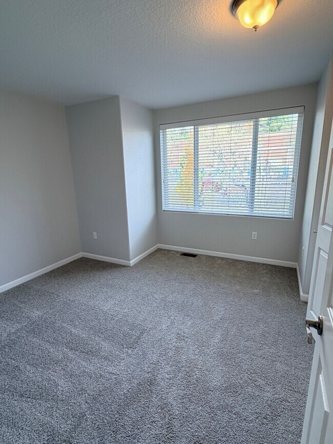 Building Photo - Beautiful Home in FABULOUS Location - Min ...