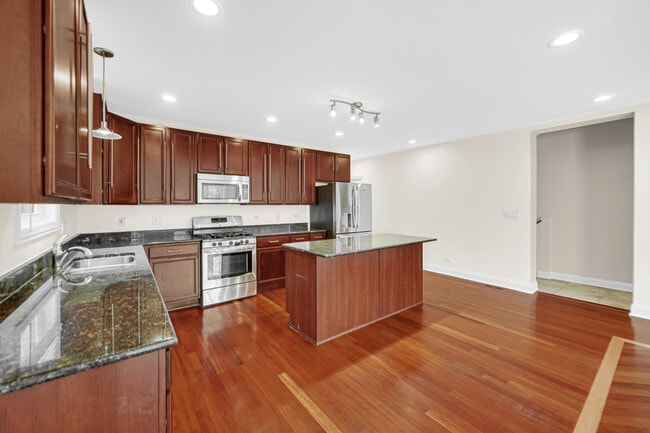 Building Photo - 548 E 50th St
