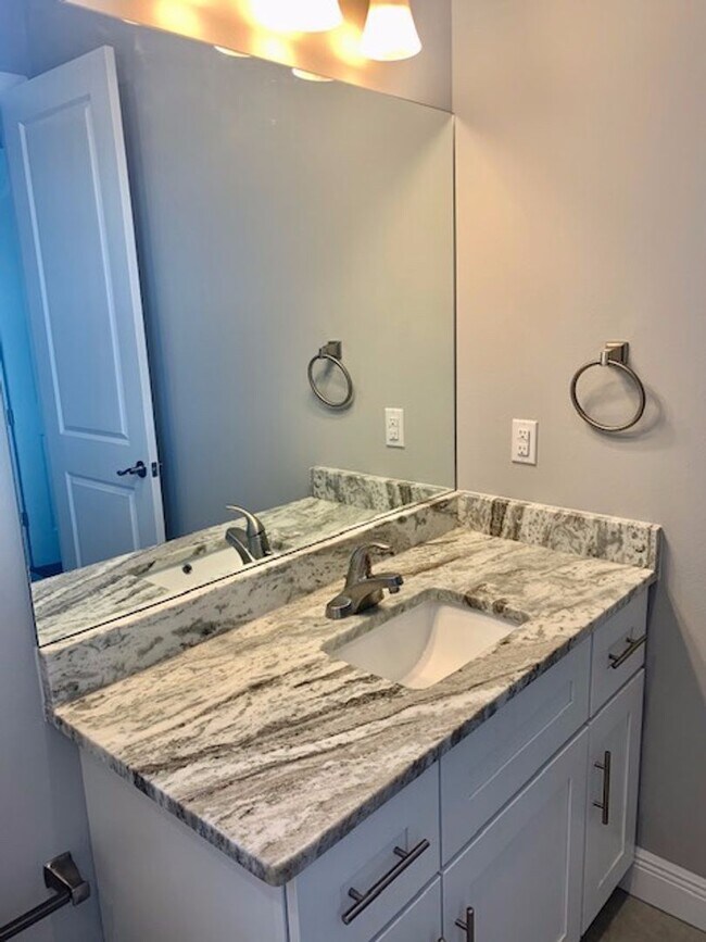 Building Photo - Like new 3/2/2 in small Bradenton community