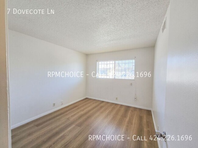 Building Photo - 7 Dovecote Ln