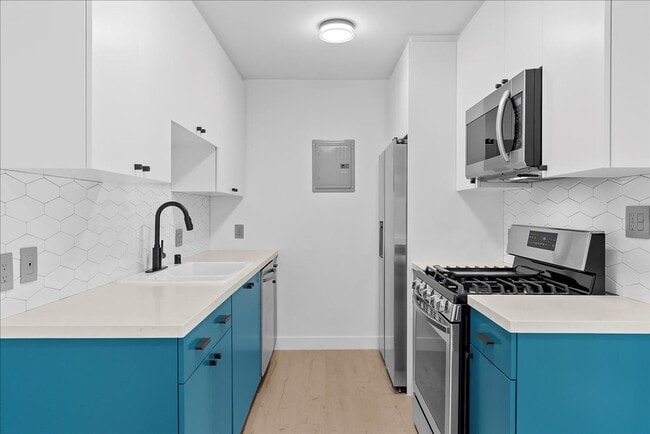 Building Photo - 1347 N Las Palmas Ave