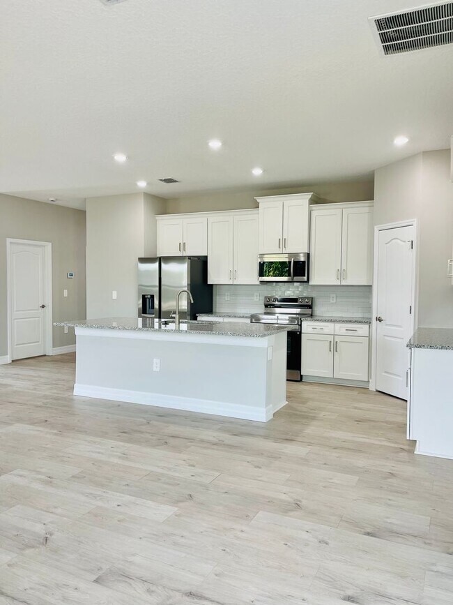 Building Photo - Welcome to your dream rental in beautiful ...