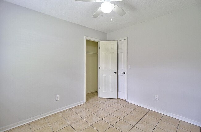 Building Photo - 815 Sagewood Dr