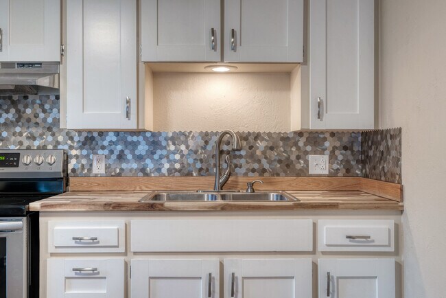 Building Photo - 616 11th St W