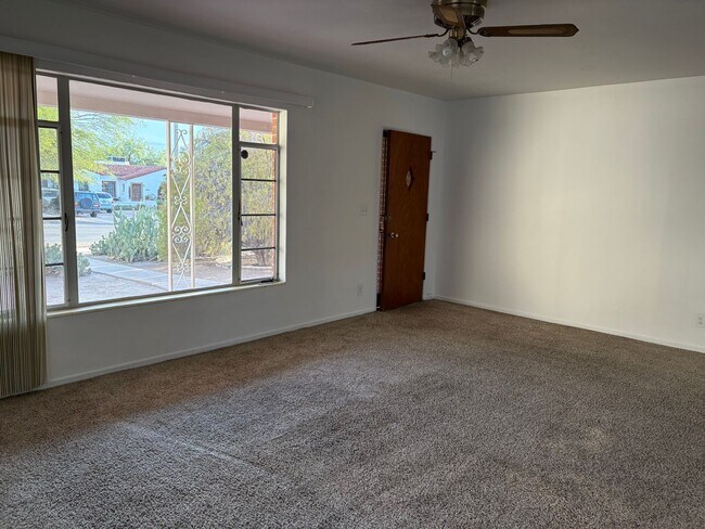 Building Photo - 2 bedroom, 1 bathroom house near Universit...