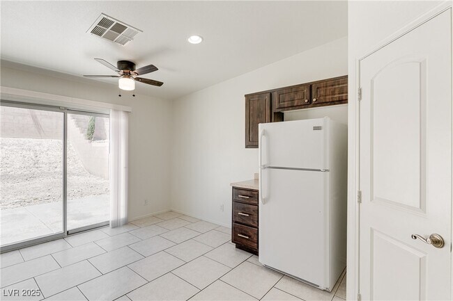 Building Photo - 10225 Clarks Creek St
