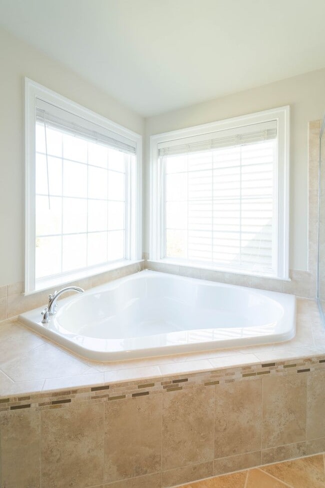 Building Photo - Gorgeous 3 Level Townhome