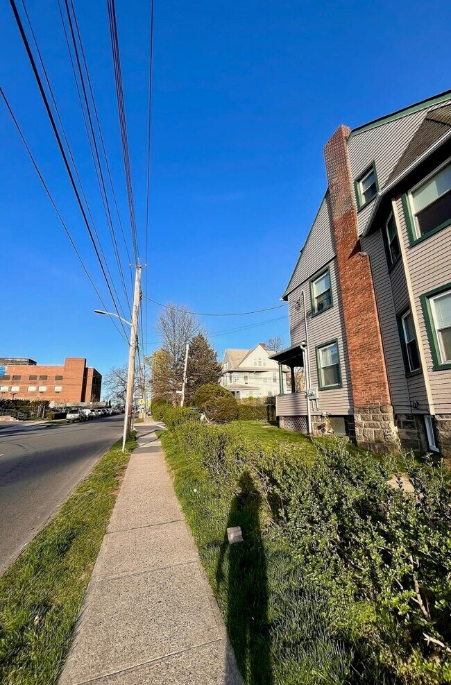 Building Photo - 34 Badeau Pl