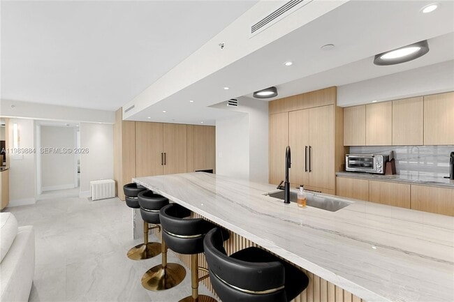 Building Photo - 1800 Sunset Harbour Dr