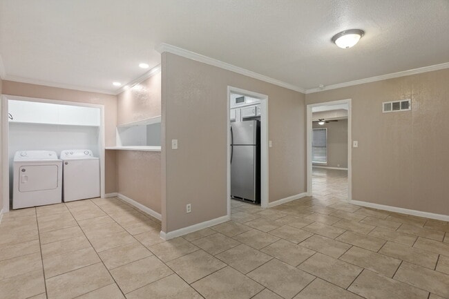 Building Photo - Spacious & Modernized Duplex Living in Southwest Fort Worth