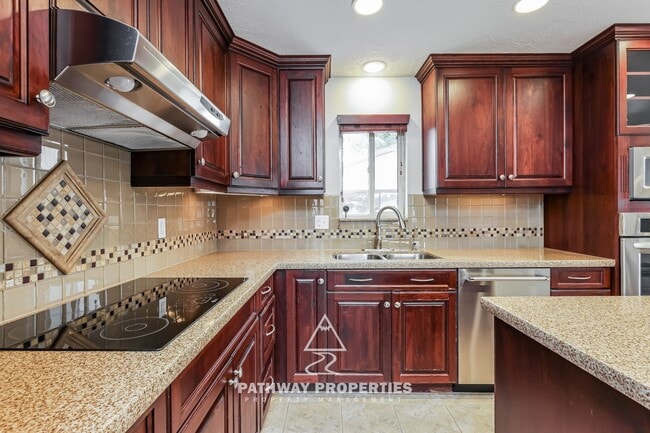 Building Photo - Well-Maintained 4 Bed / 2 Bath Single-Family Home with Separate Mother-In-Law Apartment – South S...