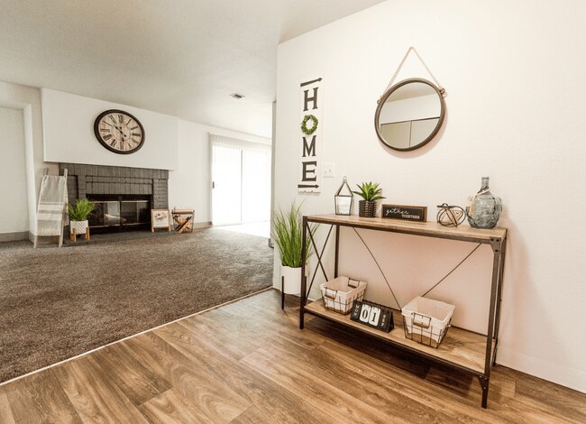 Building Photo - Crown Pointe Apartments