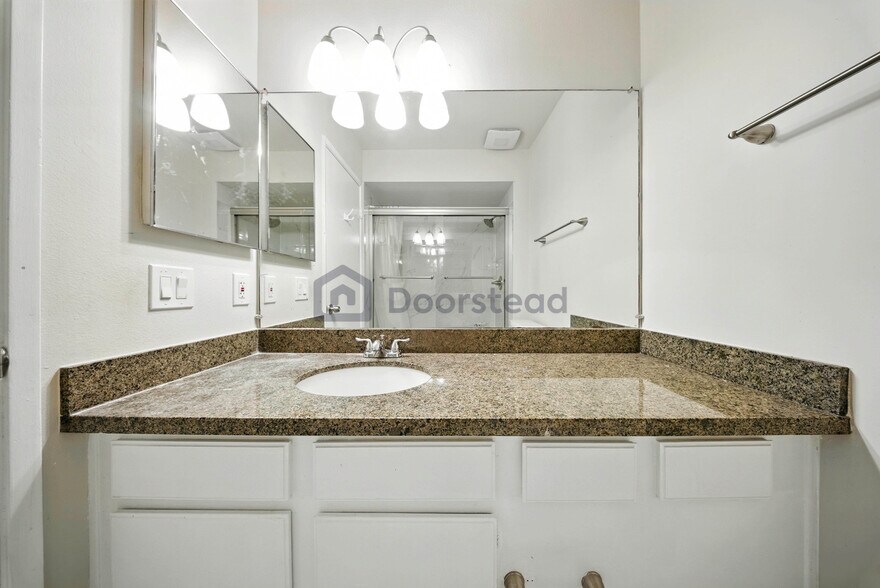 Building Photo - 21 Crown Cir