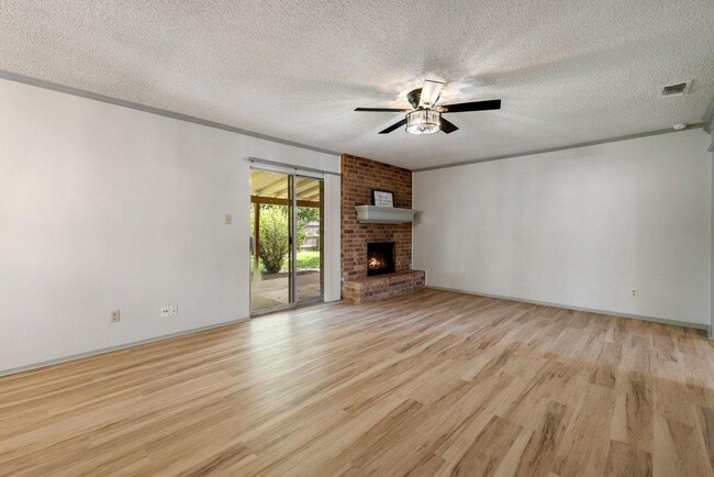 Building Photo - 704 Brookwood Cir