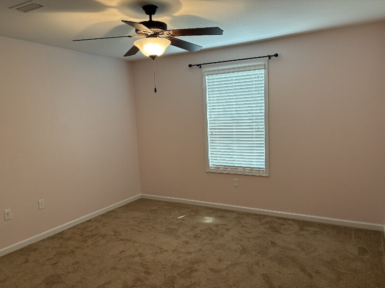 Building Photo - 209 Winterberry Way