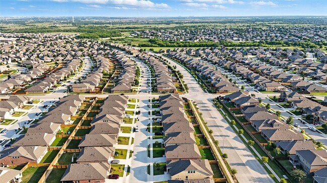 Building Photo - 14725 Mainstay Way