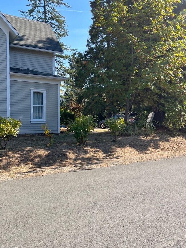 Building Photo - 2 story, 4 bedroom 1 bathroom home in Canyonville.