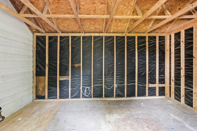 Building Photo - 1606 Oaks Dr