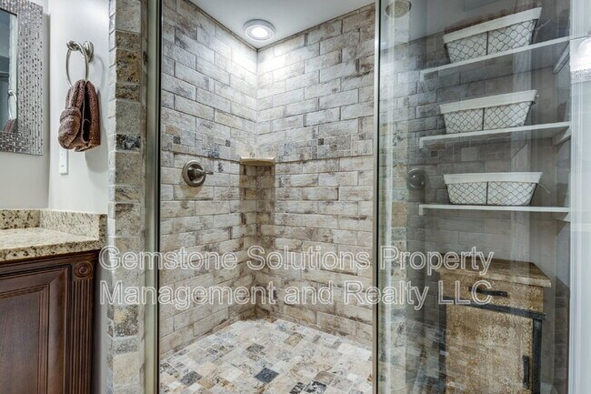 Building Photo - 1406 Lillian St