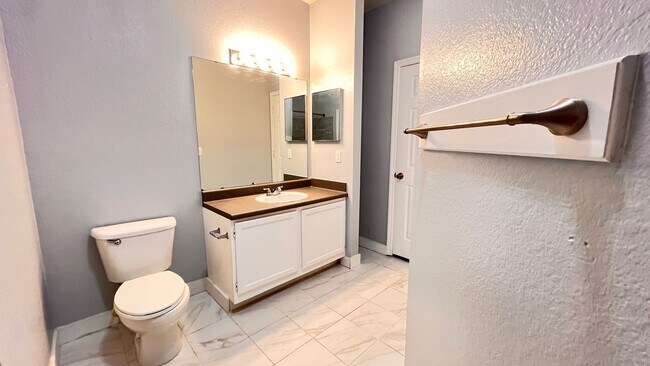 Building Photo - Two Bedroom in Metrowest AVAILABLE NOW!