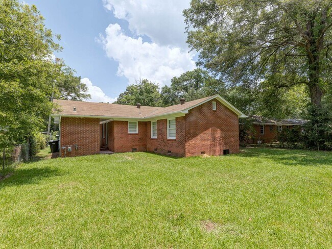 Building Photo - 2864 Hawthorne Dr