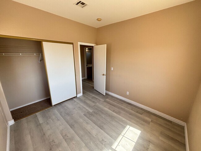 Building Photo - Beautiful 3Bed/2Bath/2Car residence located in Sunrise Manor / Winterwood area