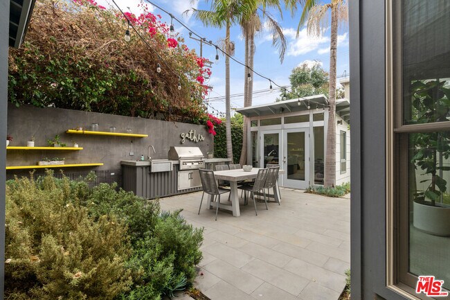 Building Photo - 942 Superba Ave