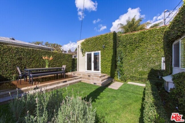 Building Photo - 8842 Dorrington Ave