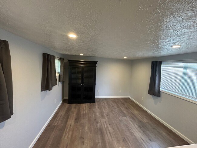 Building Photo - Single Family - 3 Bed - 2 Bath Home in a Private Setting