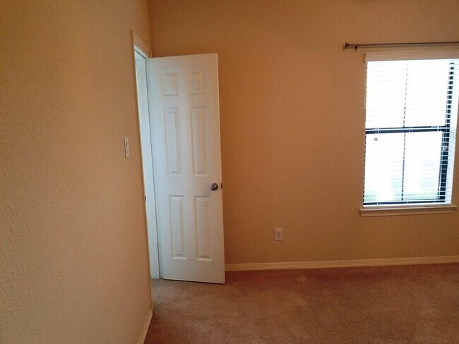 Building Photo - 3030 Royal Oaks Crest