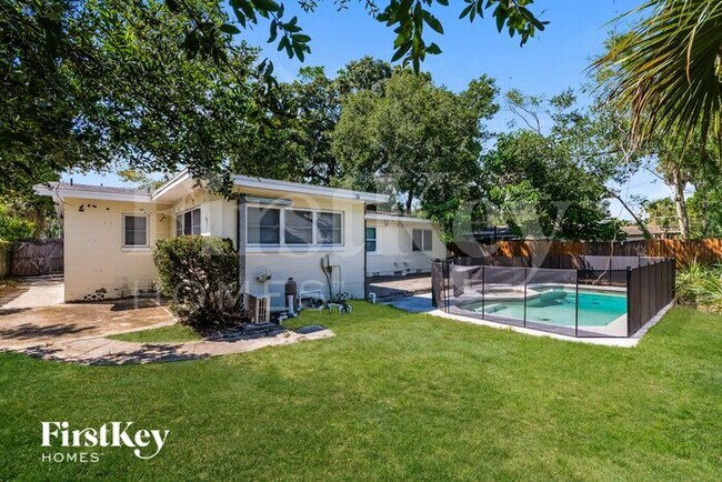 Building Photo - 630 N Lakemont Ave