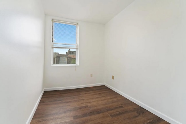 Building Photo - MOVE IN SPECIAL! SCORE HALF OFF 1ST MONTH'...