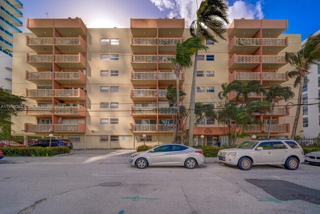 Primary Photo - 600 NE 25th St