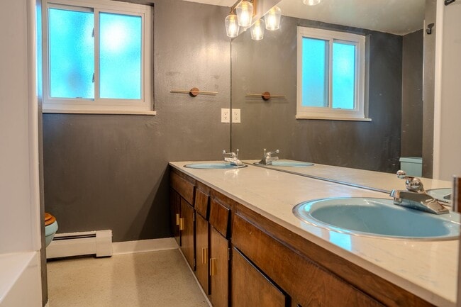 Building Photo - Spacious 6 bedroom home with 3 non conform...