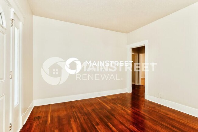 Building Photo - 4 Bedroom Pet-Friendly Home in Louisville, KY with Main Street Renewal