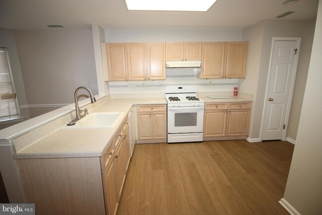 Building Photo - 1004 Julian Dr W