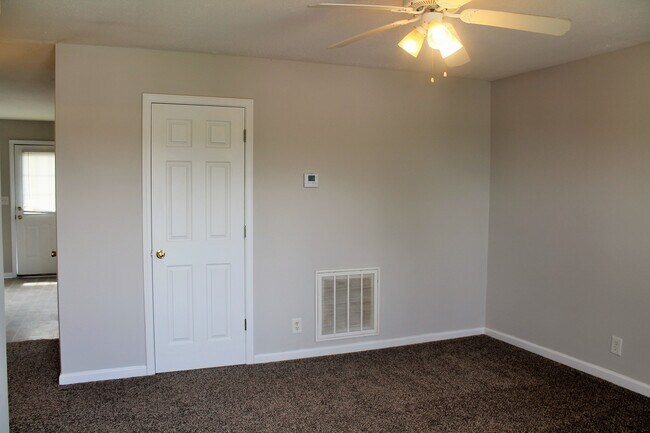 Building Photo - 940 Kingsbury Dr