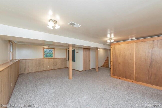 Building Photo - 7870 Chamberlin Rd