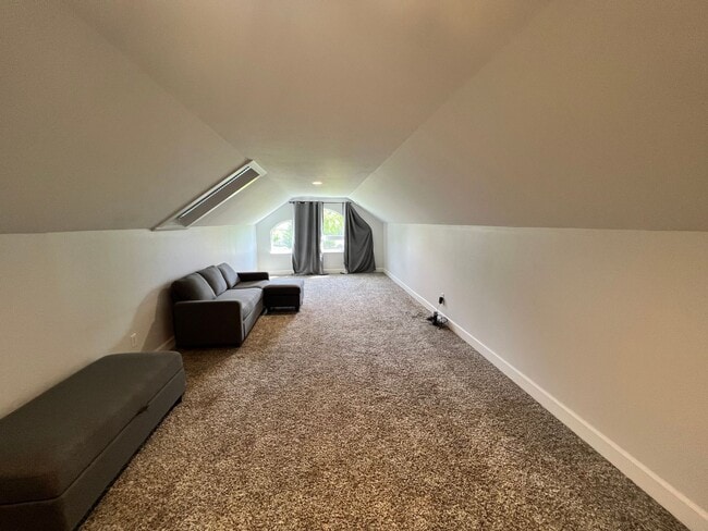 Building Photo - 1 Bedroom Suite for Lease with Washer/Dryer and Garage Spot
